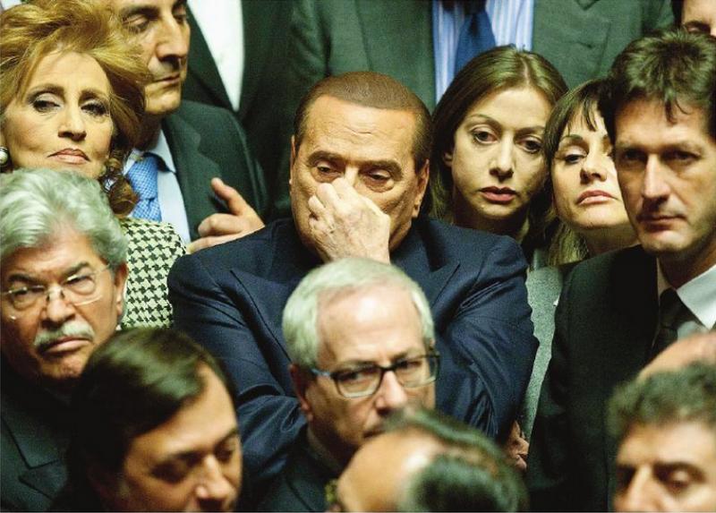 SILVIO BERLUSCONI CIRCONDATO DAI PARLAMENTARI PDL