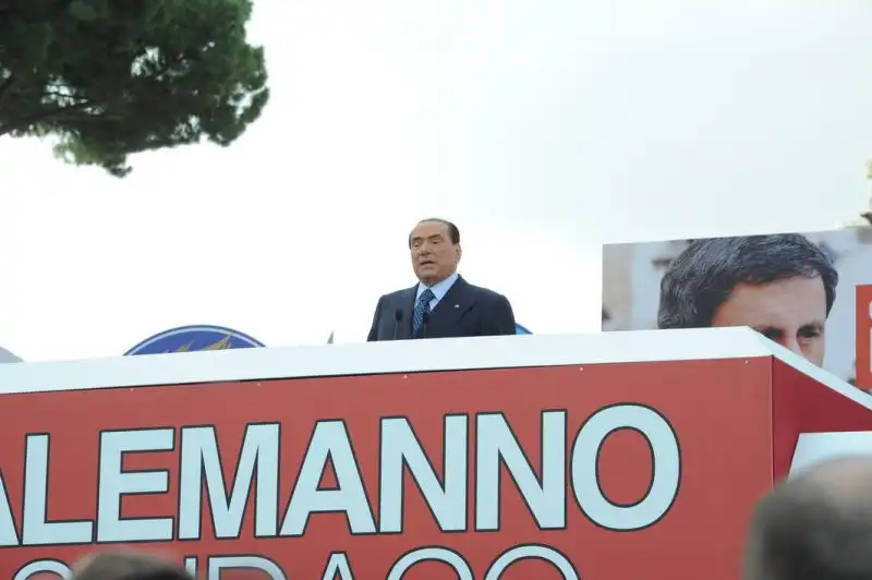 Silvio Berlusconi parla al popolo PDL 