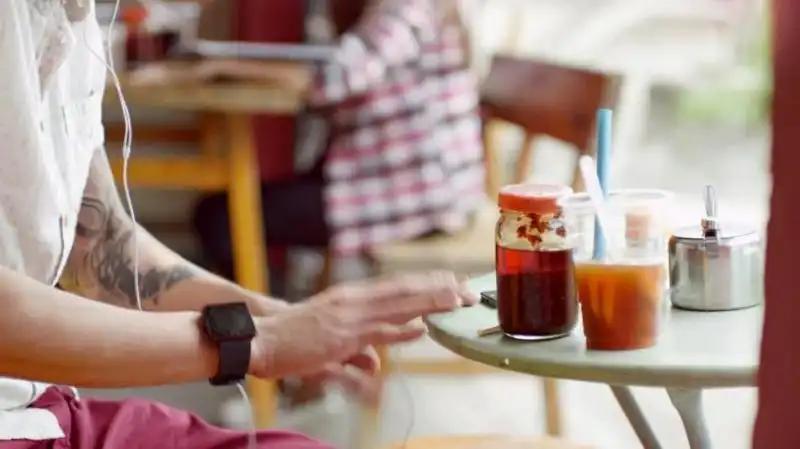 LO SPOT APPLE IN CUI COMPARIREBBE IWATCH