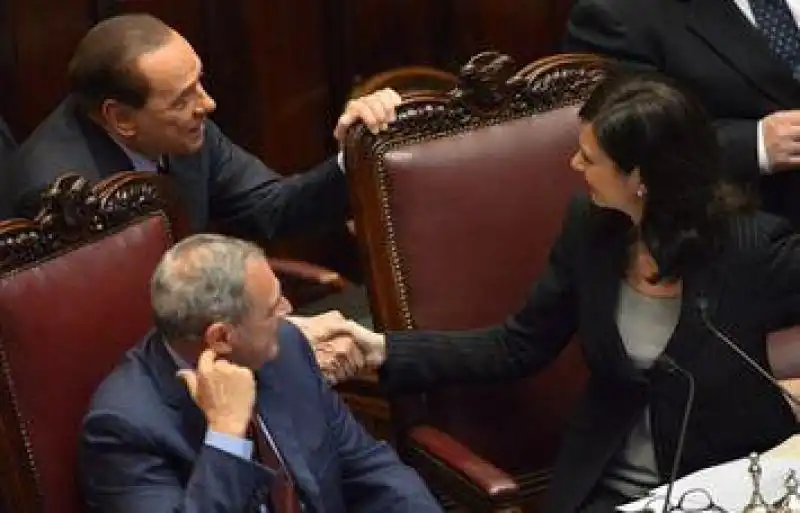 STRETTA DI MANO TRA SILVIO BERLUSCONI E LAURA BOLDRINI 