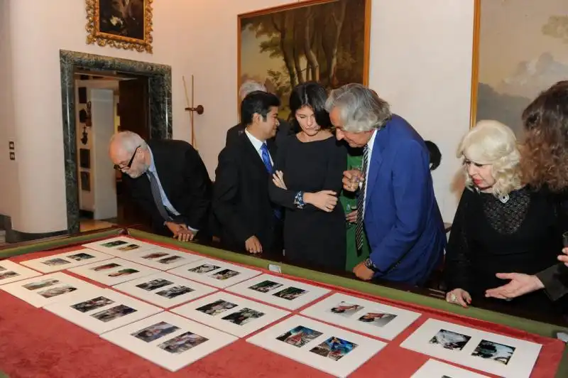 Tutti a vedere le foto di scena 