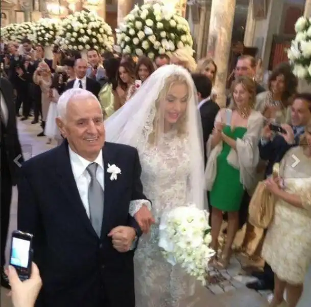 VALERIA MARINI SPOSA ACCOMPAGNATA DAL PADRE 