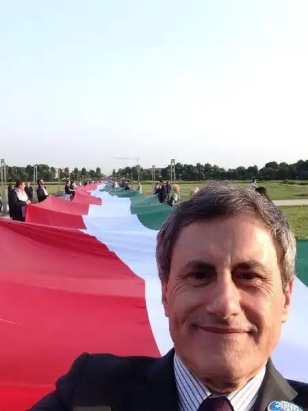 ALEMANNO SI FA UN SELFIE COL TRICOLORE 