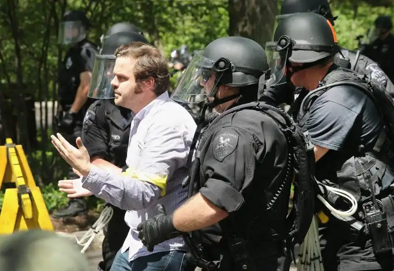 Arresto di un manifestante 