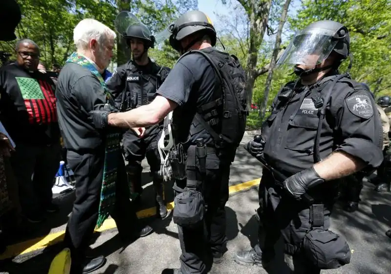 Arresto manifestante contro McDonalds 