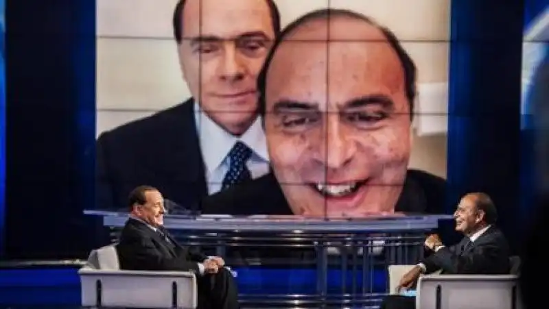 berlusconi e vespa con selfie 