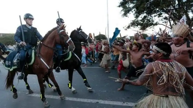 BRASILE PROTESTE SCONTRI 