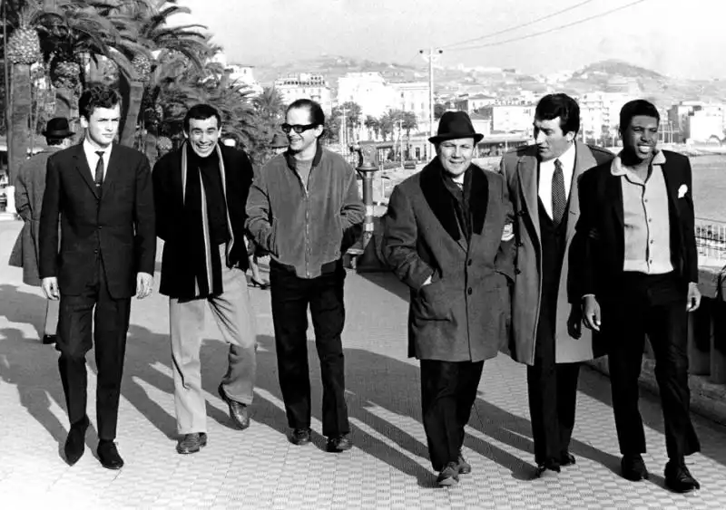 I CANTANTI RICHARD MOSER PIERO FOCACCIA GINO PAOLI CLAUDIO VILLA TONY DALLARA E BEN E KING A PASSEGGIO PER SANREMO 