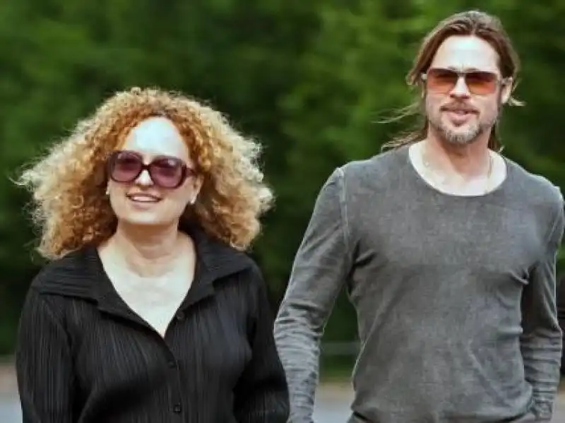 Carolyn accompagna Brad Pitt in visita a Documenta