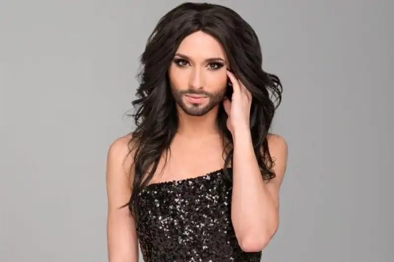 Conchita Wurst canta Rise like a Phoenix 