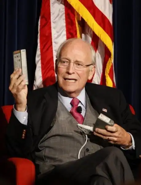 DICK CHENEY CON IL SUO PACEMAKER