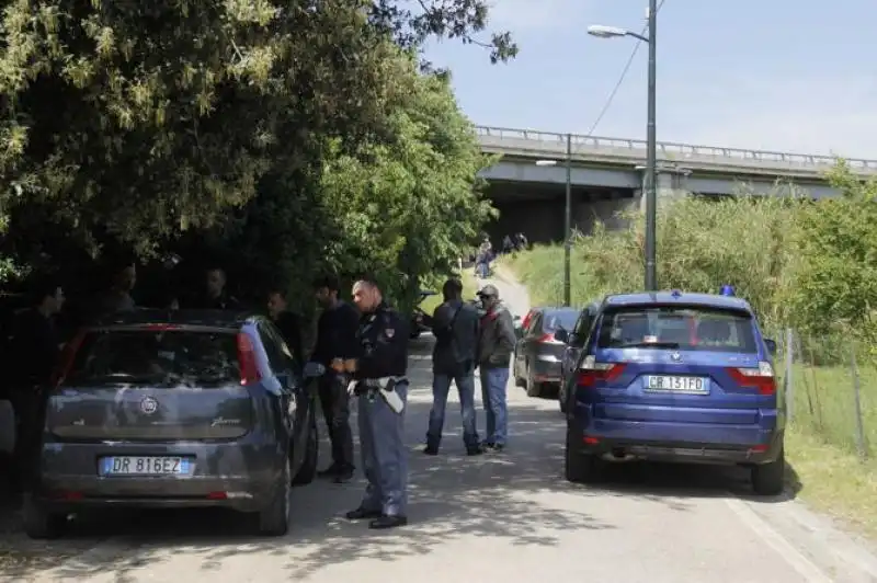 DONNA CROCIFISSA POLIZIA A LAVORO 