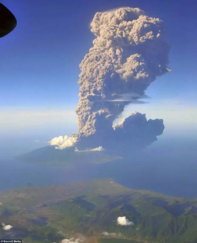 ERUZIONE DEL VULCANO Sangeang Api IN INDONESIA 3