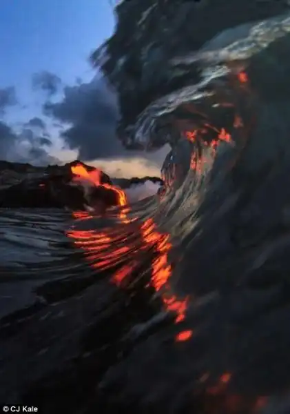 Eruzione del vulcano immortalata da un surf 