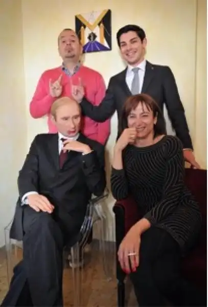 FABIO CANINO E VLADIMIR LUXURIA CON LA STATUA DI CERA DI PUTIN