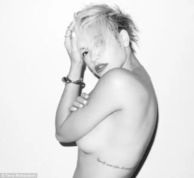 FOTORIHANNA E LE ALTRE Pop star sexy Rita Ora mostra tatuaggio 