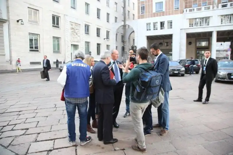 GHIZZONI IN PIAZZA AFFARI CON GIORNALISTI 