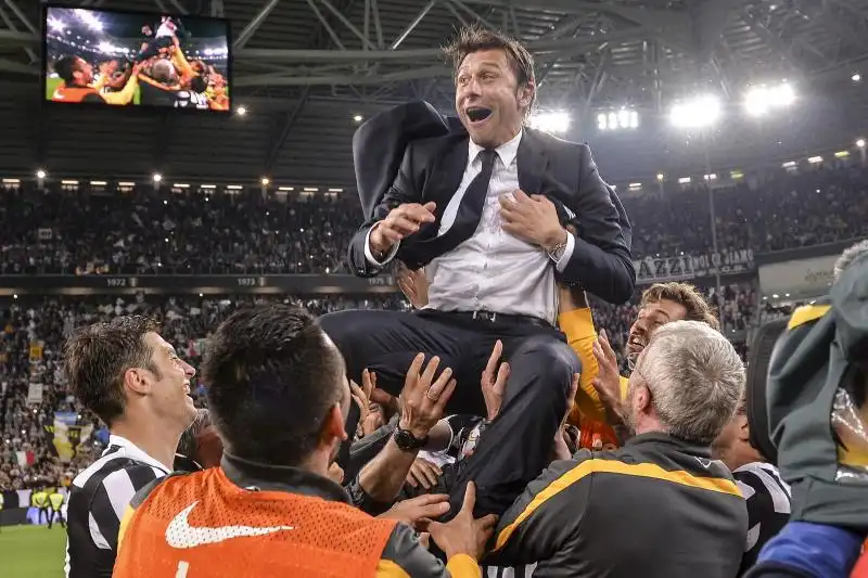 I GIOCATORI DELLA JUVE FESTEGGIANO ANTONIO CONTE DOPO LO SCUDETTO 