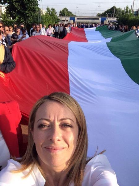 GIORGIA MELONI SI FA UN SELFIE COL TRICOLORE