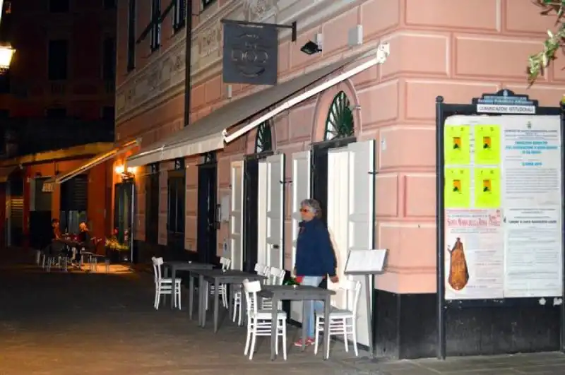 Grillo si regala ostriche a ristorante Santa Margherita d e c b baca b eace 