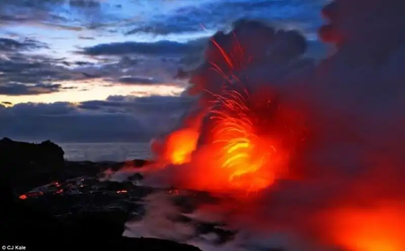 Il Kilauea infiamma le acque 