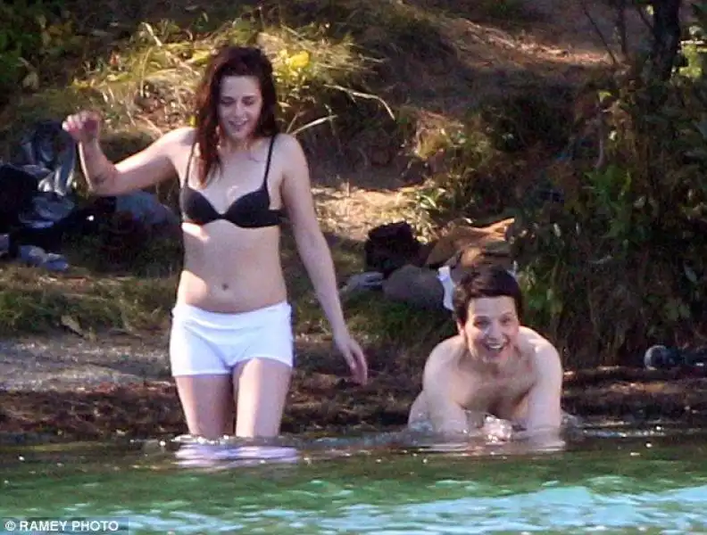 kristen stewart and juliette binoche strip down for sils maria 