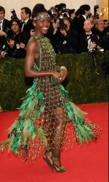 LUPITA NYONG O AL MET GALA VESTE PRADA 