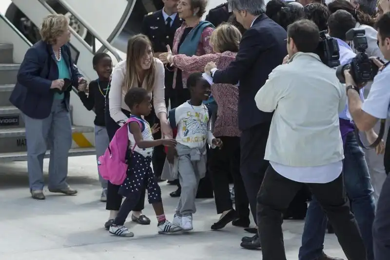 MARIA ELENA BOSCHI E I BAMBINI DEL CONGO FOTO LAPRESSE 