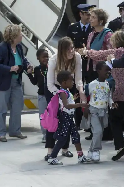 MARIA ELENA BOSCHI E I BAMBINI DEL CONGO FOTO LAPRESSE 