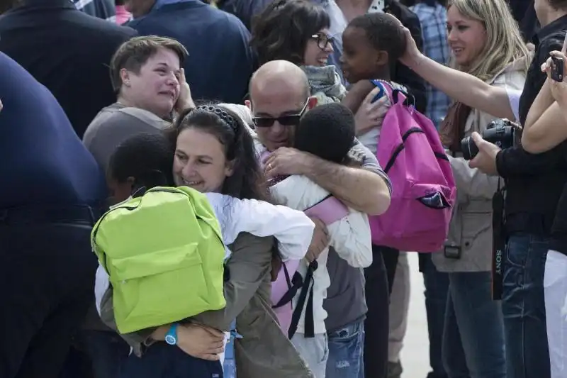 MARIA ELENA BOSCHI E I BAMBINI DEL CONGO FOTO LAPRESSE 