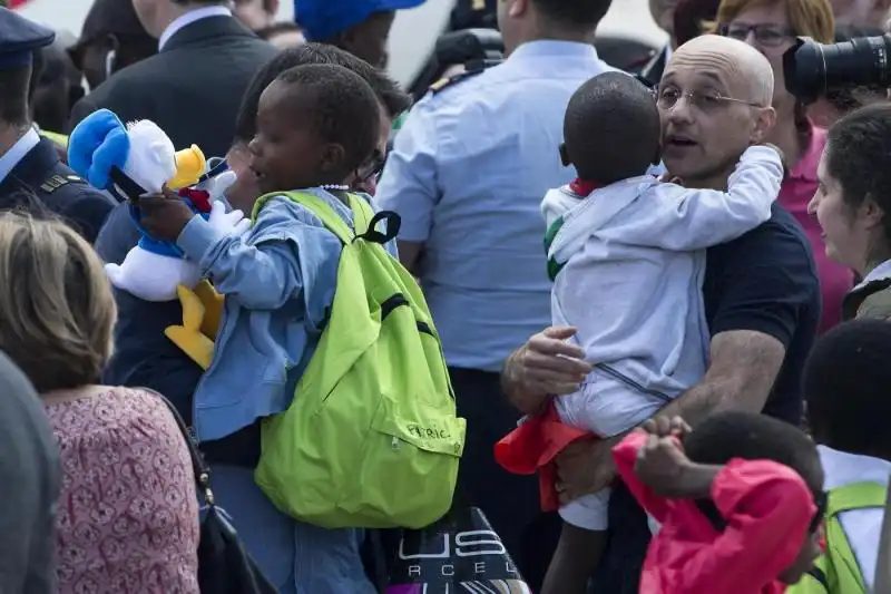 MARIA ELENA BOSCHI E I BAMBINI DEL CONGO FOTO LAPRESSE 