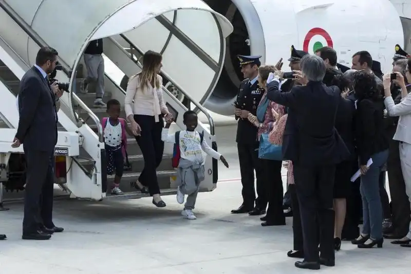 MARIA ELENA BOSCHI E I BAMBINI DEL CONGO FOTO LAPRESSE 