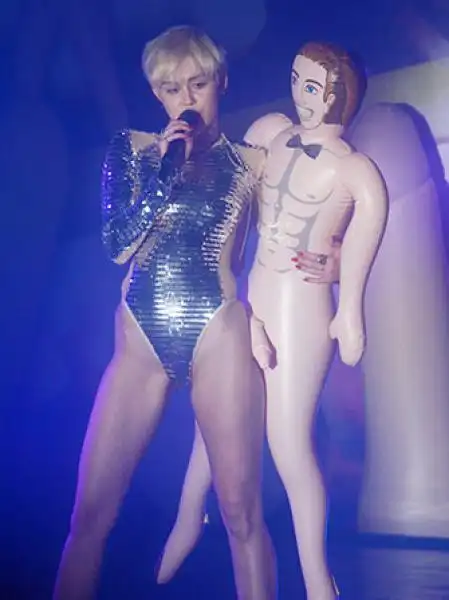 MILEY CYRUS AL CLUB GAY DI LONDRA 