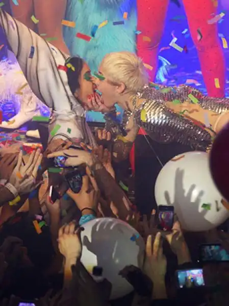 MILEY CYRUS AL CLUB GAY DI LONDRA 