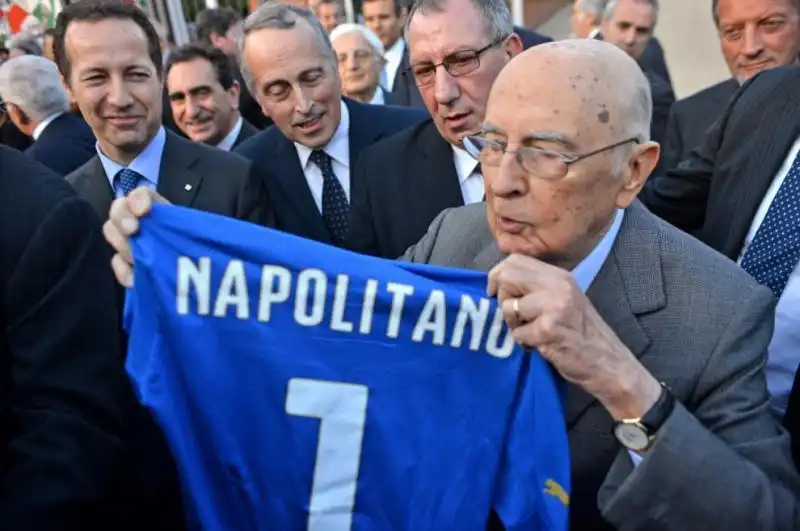 NAPOLITANO CON LA MAGLIETTA DELLA NAZIONALE