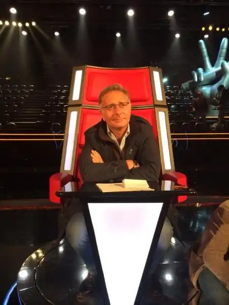 paolo bonolis seduto sulle poltrone di the voice 