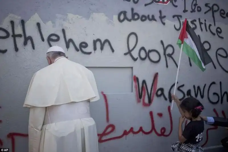 Papa Francesco si ferma a pregare sul muro 