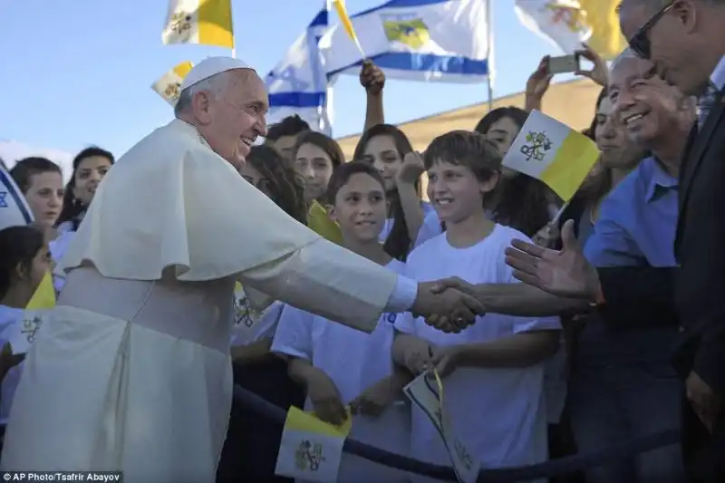 Papa Francesco saluta i bambini israeliani 