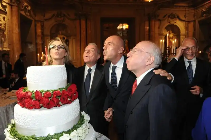 Premio Guido Carli Liuzzo Letta Signorini Confalonieri spengono la Candelina sulla torta 