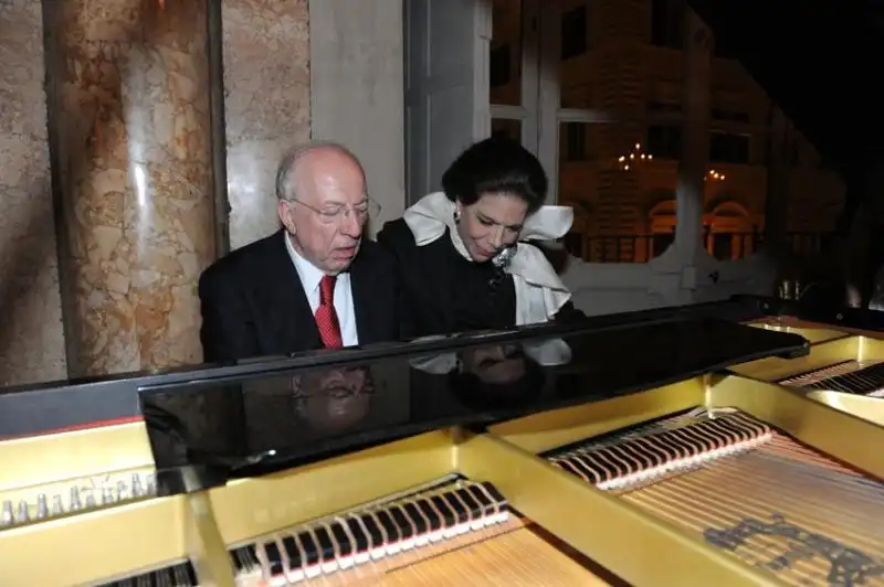 Premio Guido Carli Marisela Federici canta e Fedele Confalonieri suona al pianoforte 