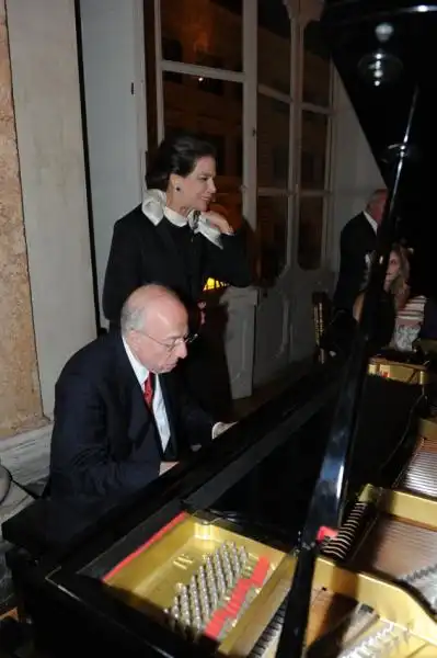 Premio Guido Carli Marisela Federici canta e Fedele Confalonieri suona al pianoforte 