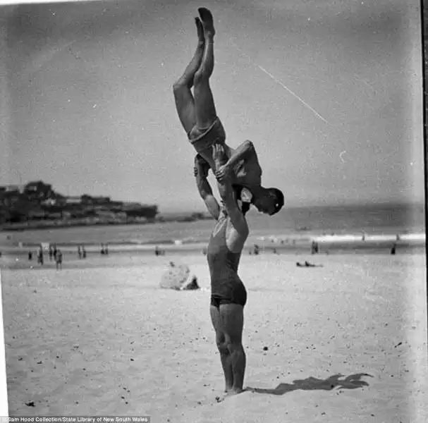 La spiaggia vicino Sydney negli anni Trenta 