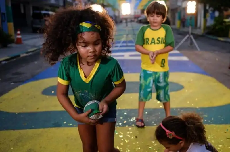 Strade e bimbi in tinta brasiliana jpeg