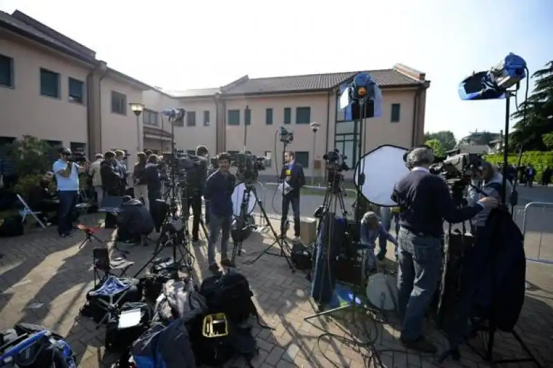 le troupe davanti alla casa di cura di cesano boscone 