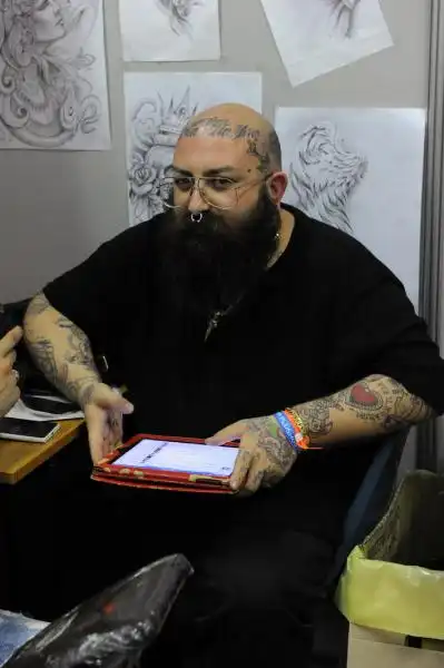 Uomo tatuato 