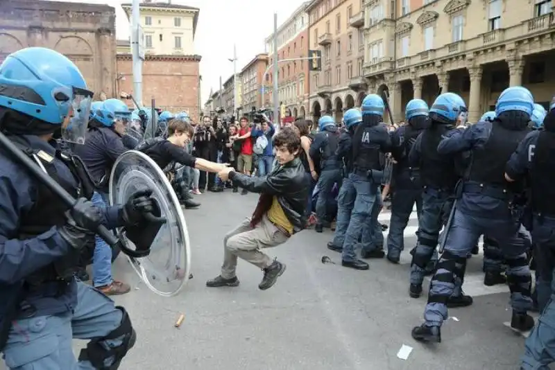 contestazioni e dei tafferugli a bologna o