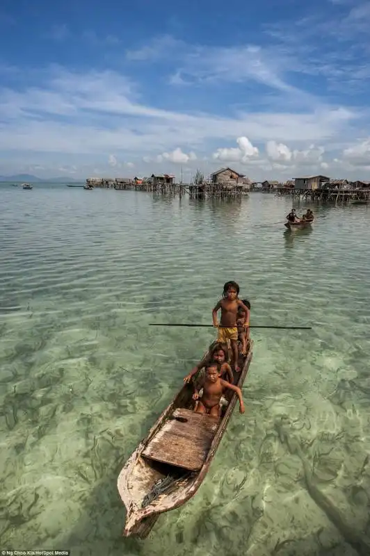 a causa della pesca in apnea, molti bajau hanno il timpano perforato fin da bambini