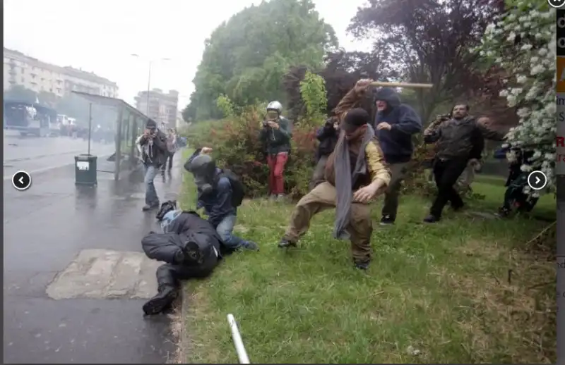 agente colpito a bastonate dai black bloc