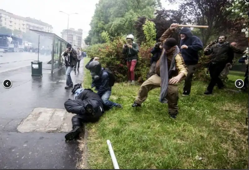 agente colpito a bastonate dai black bloc 7