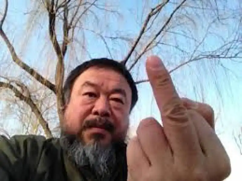 ai weiwei dito medio